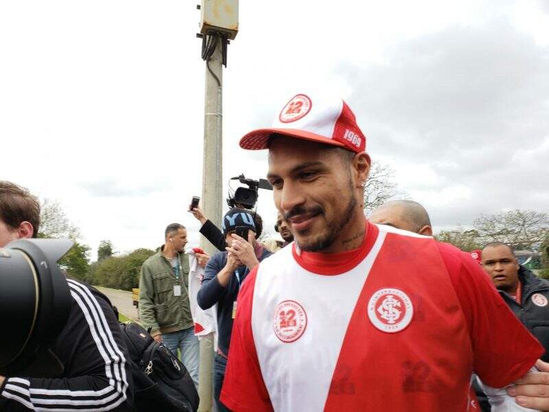 Ás vésperas de completar 35 anos, Paolo Guerrero desabafa: “Só quero jogar futebol”