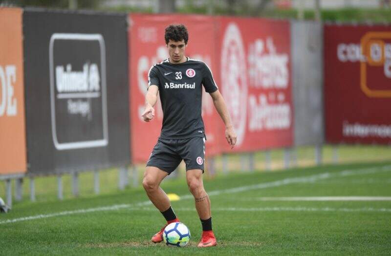 Capitão Rodrigo Dourado deixa treinamento com dores no pé direito