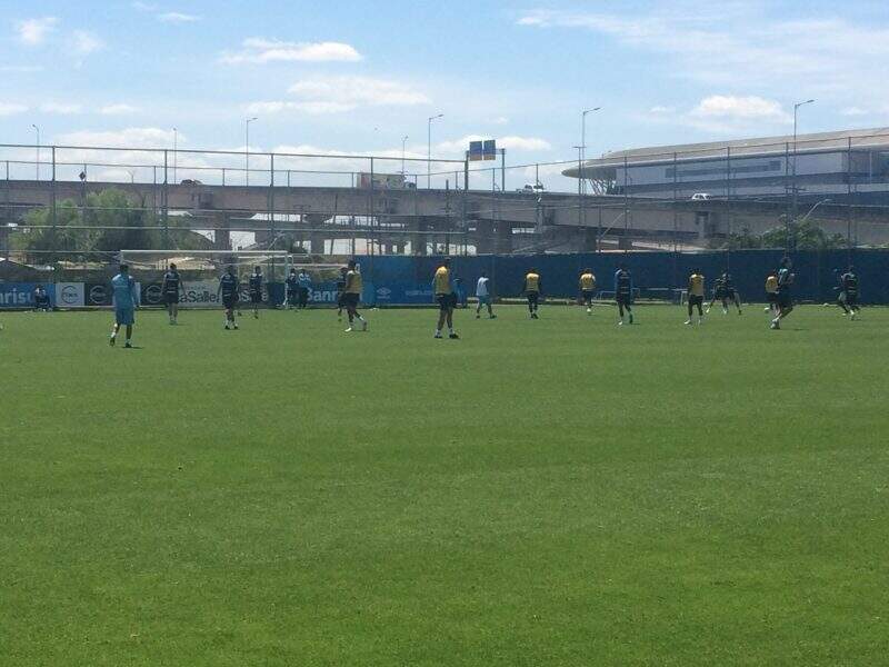 Grêmio tem treino com portões fechados e deve ter novidade entre os titulares contra o Bahia