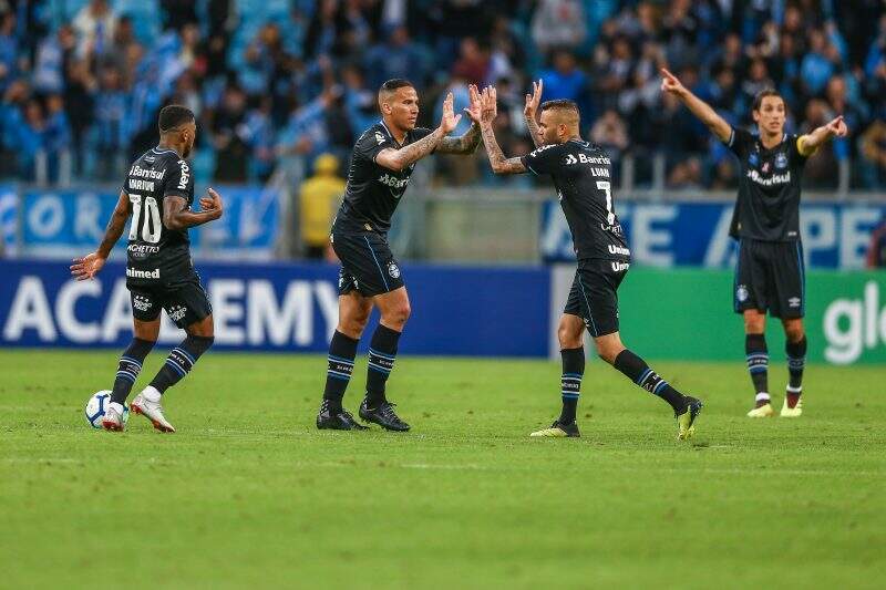 Grêmio sai em desvantagem, mas busca empate diante do Bahia