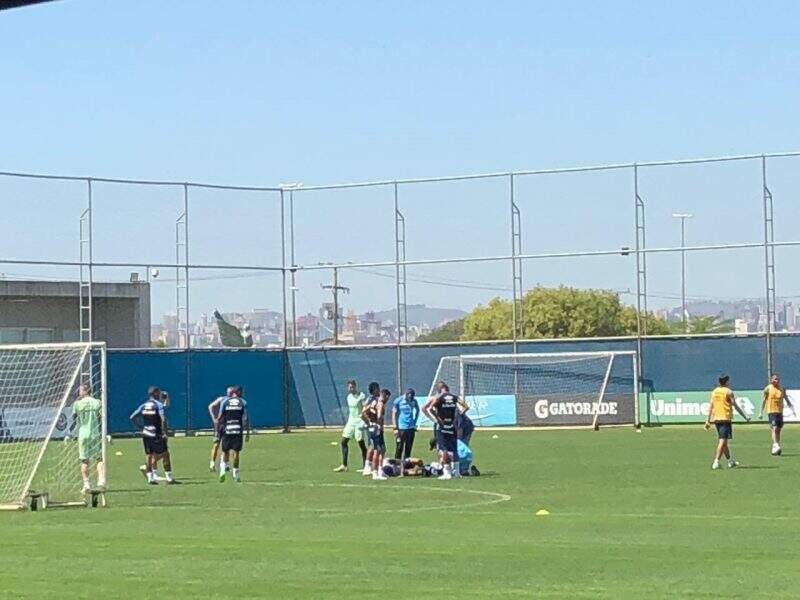 Marinho deixa treino com dores e vira mais uma preocupação para Renato