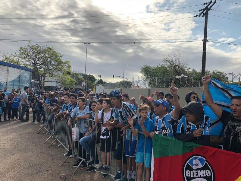 Grêmio é recepcionado com festa após vitória na Argentina