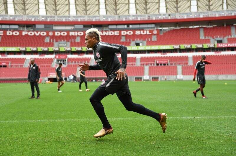 Com desfalque em todos os setores, Odair faz treino fechado para definir substitutos contra o Sport