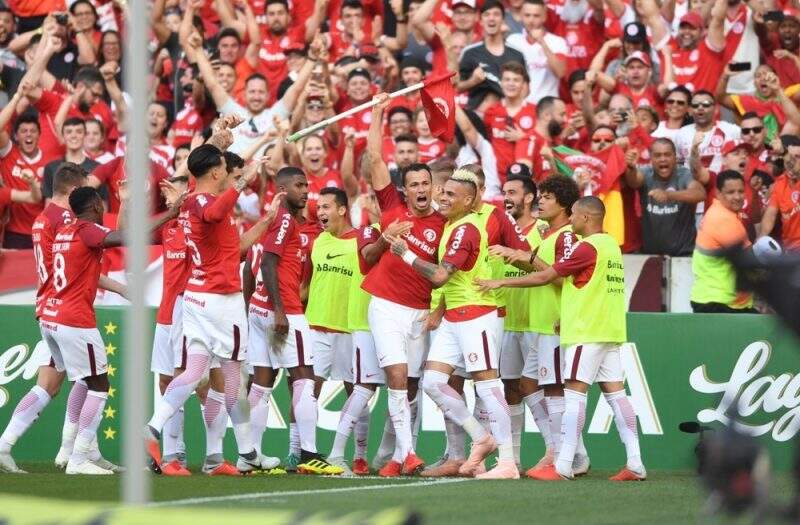 Inter vence São Paulo de virada no Beira-Rio e se mantém na briga pela liderança