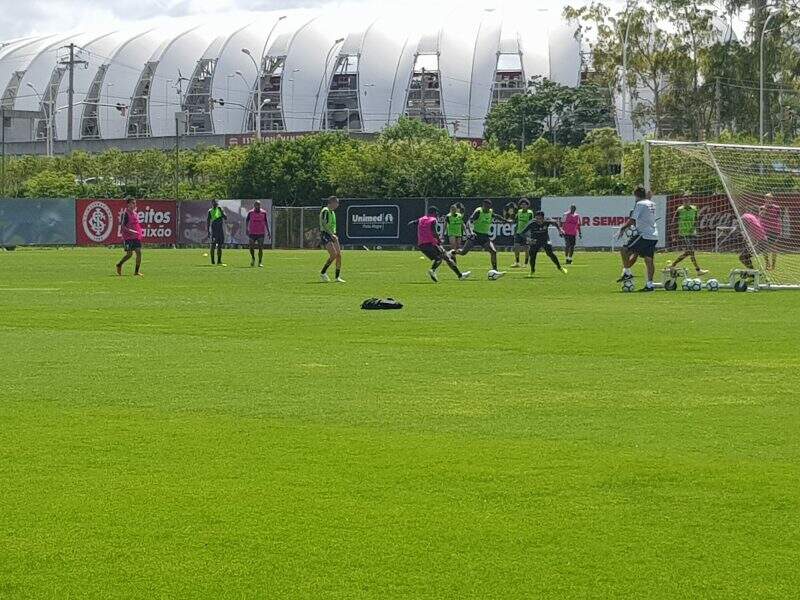 Inter treina com baixa de três titulares