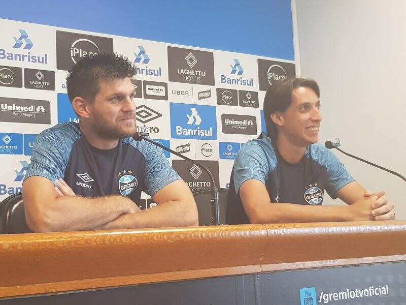 Grêmio anuncia renovação de Geromel e Kannemann