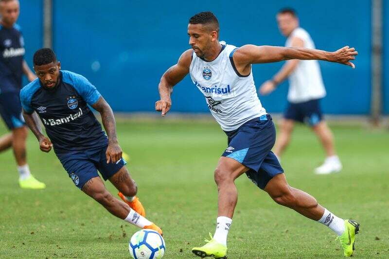 Léo Moura e Luan são ausência em último treinamento e ficam de fora do duelo em São Paulo