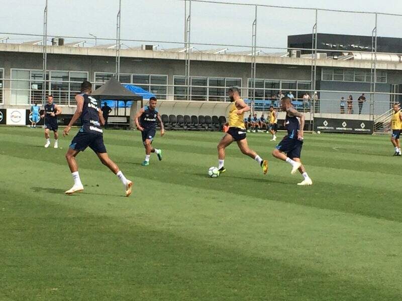 Luan e Ramiro participam de treinamento com bola na reapresentação do Grêmio