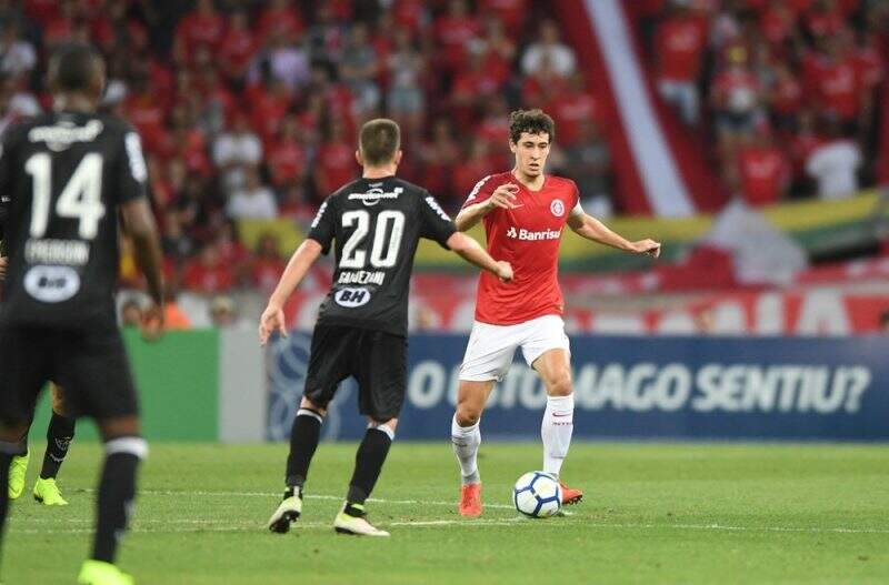 Rodrigo Dourado deixa partida com dores e vira preocupação para Odair