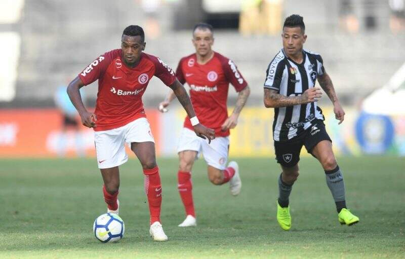 Inter é derrotado pelo Botafogo, vira terceiro colorado e vê distância aumentar para o Palmeiras