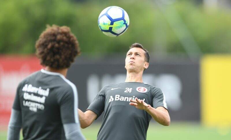 Juan Alano treina entre os titulares e deve ganhar chance contra o Atlético