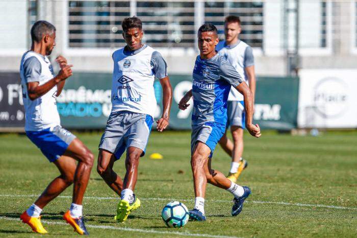 Como estão as negociações do Grêmio para as renovações de Cícero e Léo Moura