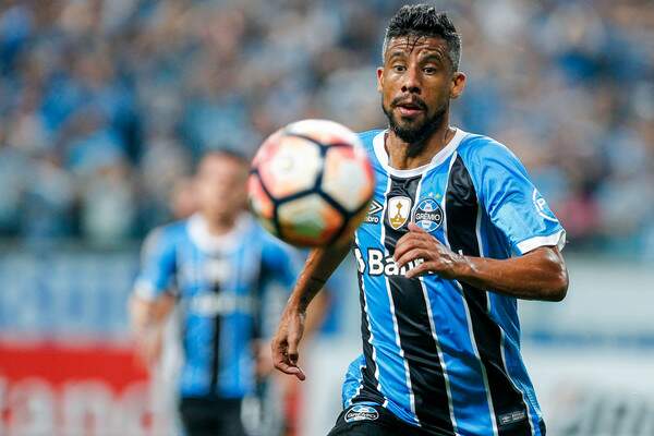 Grêmio encaminha renovação com Léo Moura e aguarda negociação com Cícero e Douglas