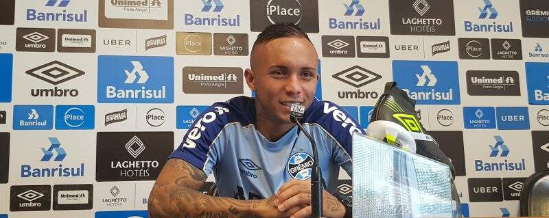 Everton esclarece “mal-entendido” nas redes sociais e despista sobre saída: “Meu foco é aqui no Grêmio”