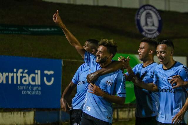 Juninho Capixaba marca novamente, mas Grêmio fica no empate contra o Aimoré