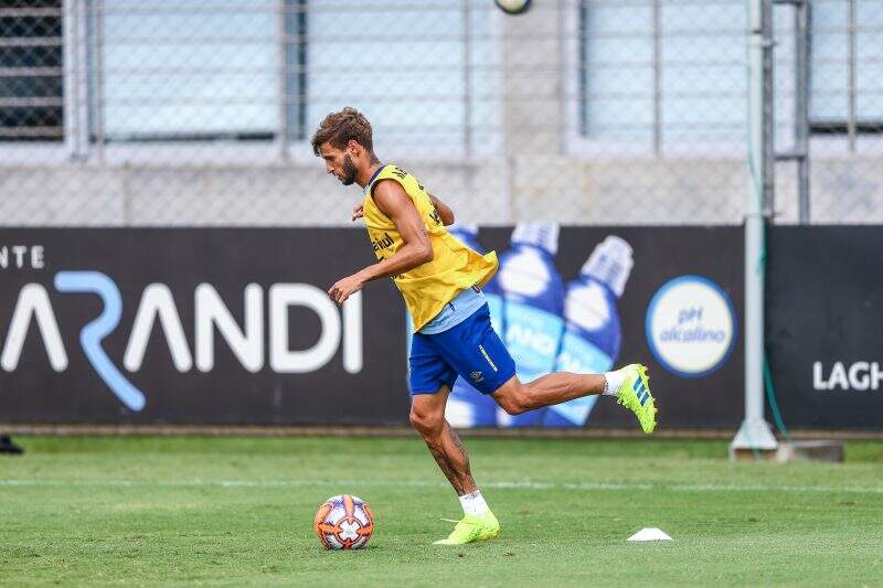 Juninho Capixaba ainda aguarda contato do Grêmio para ampliar permanência