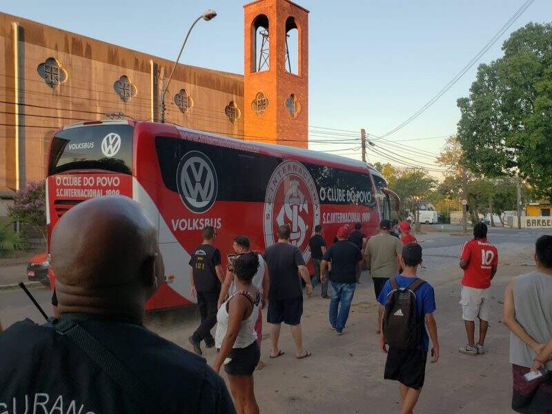 Torcedores geram tumulto e apedrejam ônibus na saída do Inter