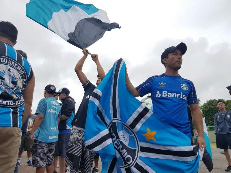 Recepcionado pela torcida gremista, Vizeu desembarca em Porto Alegre