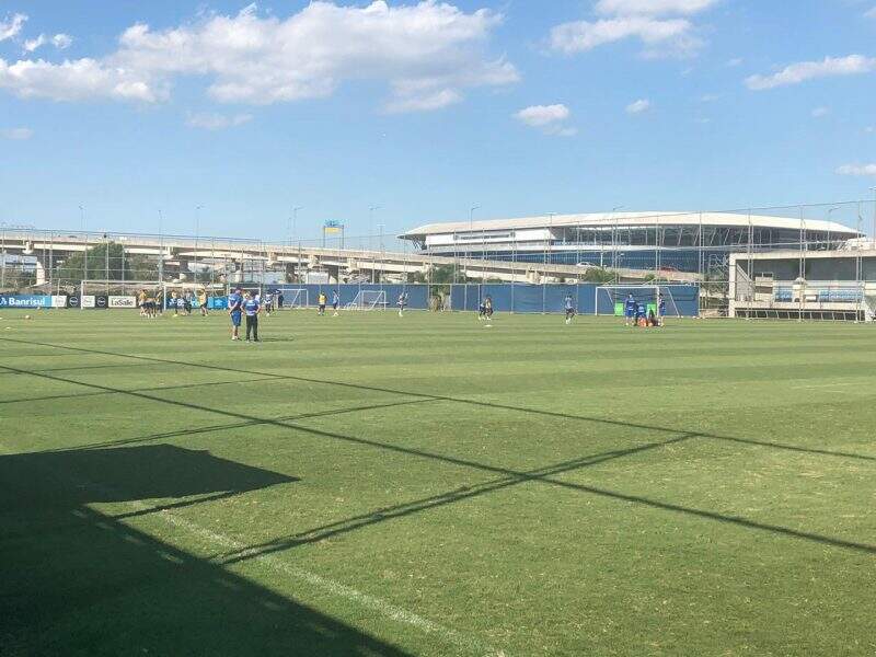 Renato faz treino com portões fechados antes de enfrentar o Aimoré