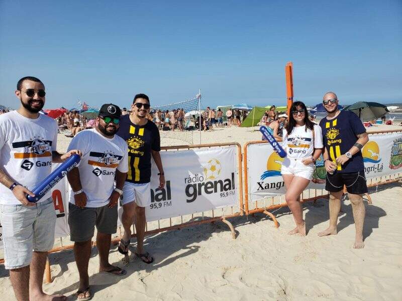 Equipe da Rádio Grenal participa de evento social na praia de Atlântida