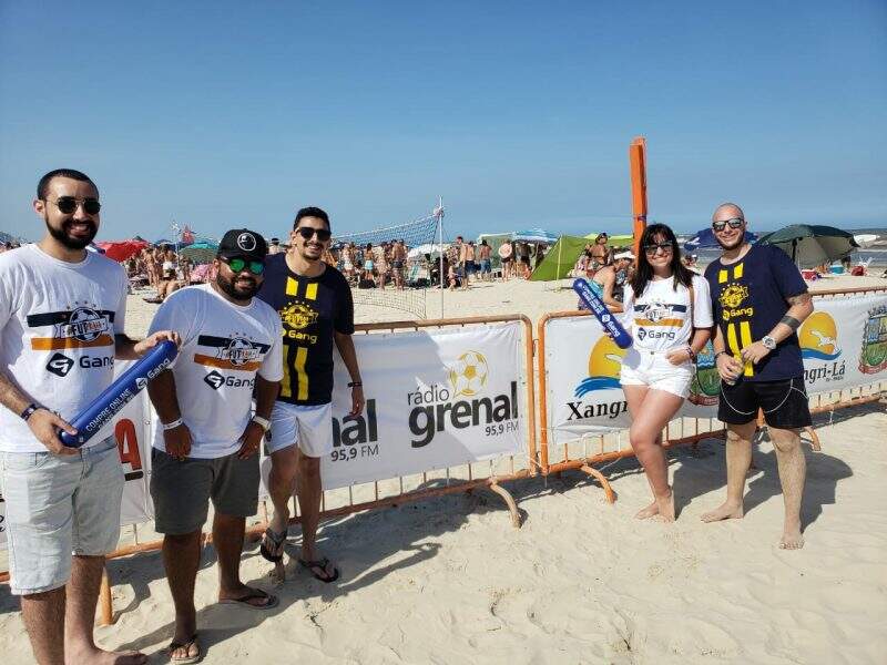 Equipe da Rádio Grenal participa de evento social na praia de Atlântida