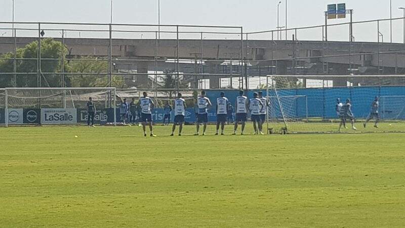 Léo Moura e Matheus Henrique são ausências em treino com bola, e Renato mantém indefinição de time