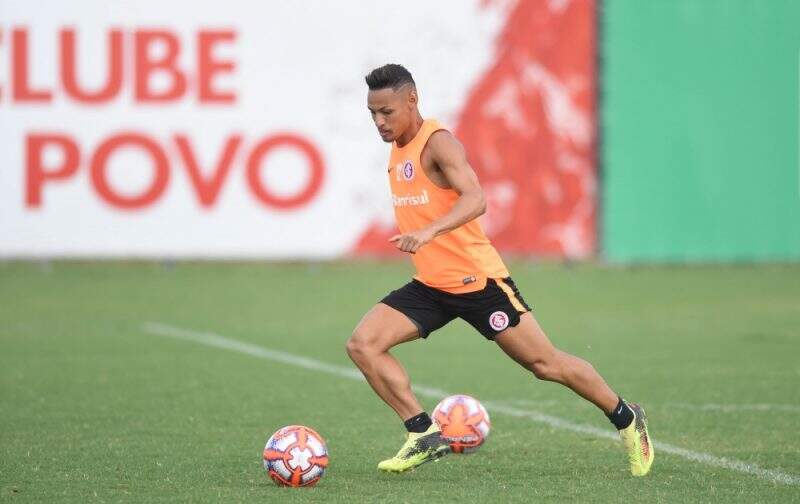 Odair faz treino com parte fechada antes de encarar o Brasil; confira a provável escalação