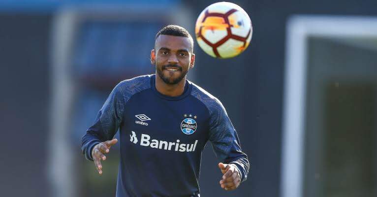 Leonardo Gomes comemora fase no Grêmio e fala sobre a disputa com Léo Moura: “Procuro me espelhar e aprender com ele”