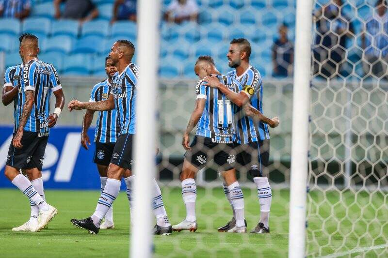Grêmio goleia o São Luiz e se isola na liderança do Gauchão