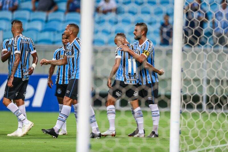 Grêmio goleia o São Luiz e se isola na liderança do Gauchão