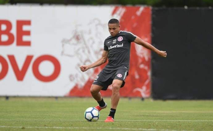 Wellington Silva sofre entorse no tornozelo e vira desfalque no Inter