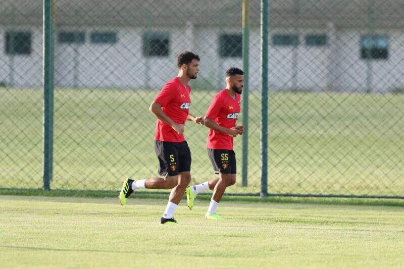 Kaio e Rafael Thyere chegam ao Recife para fechar com o Sport