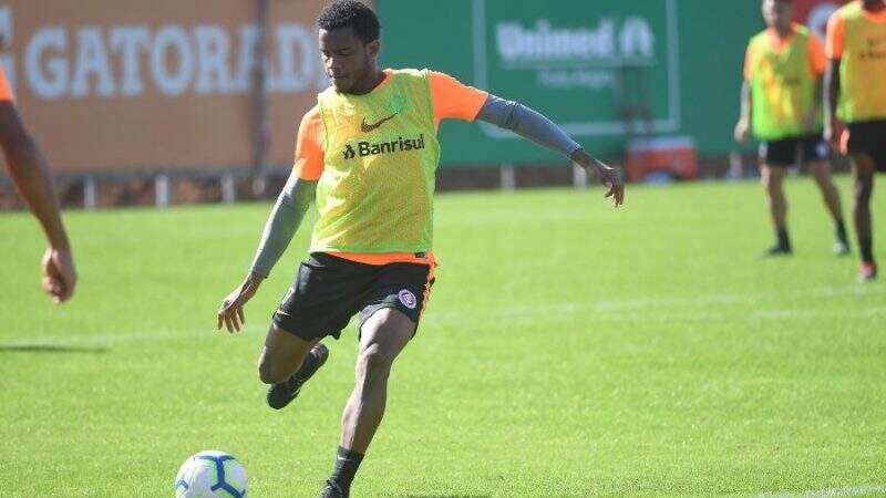 rithely-participa-de-treinamento-do-inter-e-tem-futuro-incerto-no-clube-1560277487376_v2_900x506 Inter marca reunião para definir futuro de Rithely, alvo do Vasco