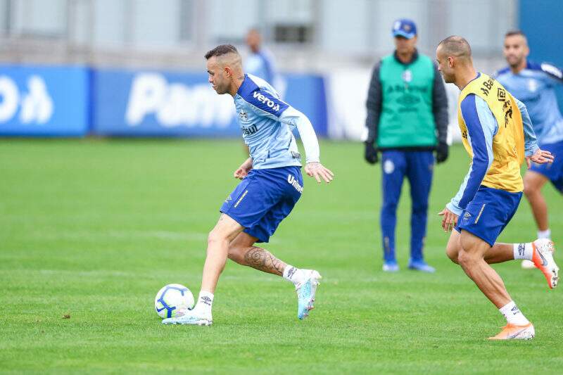 Treino Gremio Grêmio faz último treino em Porto Alegre e viaja para Maceió para duelo pelo Brasileirão