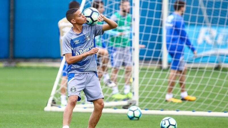 patrick-meia-atacante-do-gremio-brinca-com-a-bola-durante-treino-1506718018445_v2_900x506 Patrick vibra com inscrição na Libertadores e se apresenta como opção para encarar o CSA