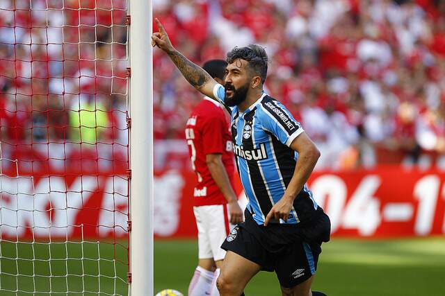 Jogador do Grêmio de R$ 560 milhões marca 2 gols no Inter e dá show no  Beira-Rio