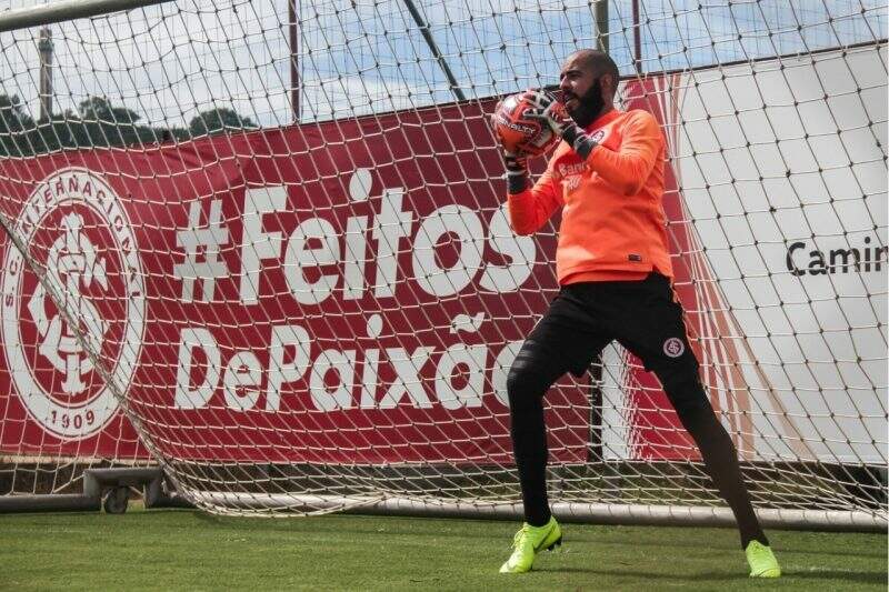 danilo-fernandes-goleiro-do-inter-retoma-treinamentos-com-bola-1547485129685_1280x853 Em tempos de recomeço, Danilo Fernandes completa três anos desde a estreia pelo Inter: “Jamais vou esquecer”
