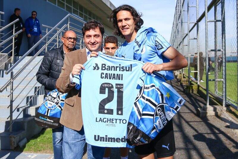 Gremio Jogadores do Uruguai recebem camisetas personalizadas do Grêmio