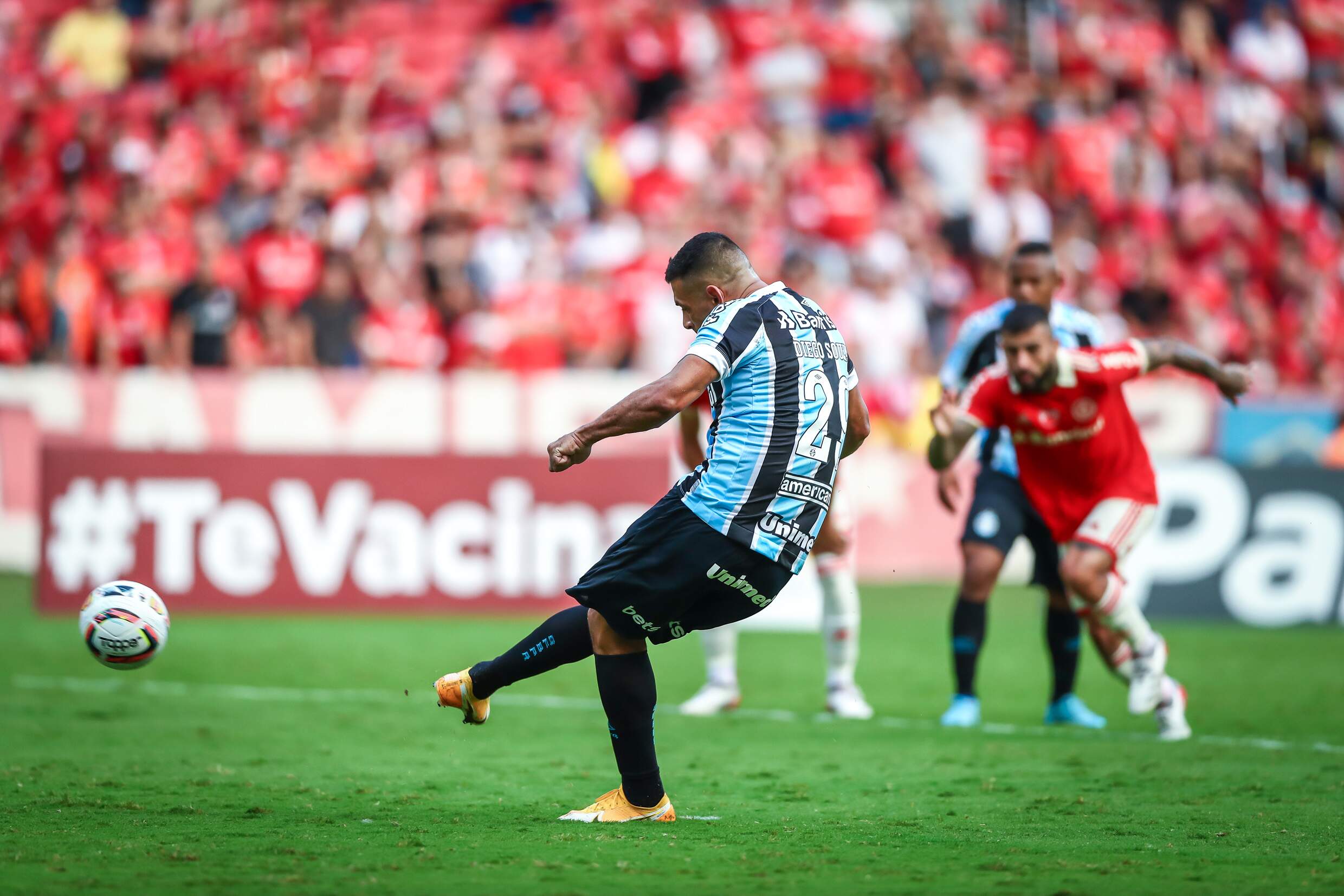 Grêmio vence Inter e se aproxima da final do Campeonato Gaúcho