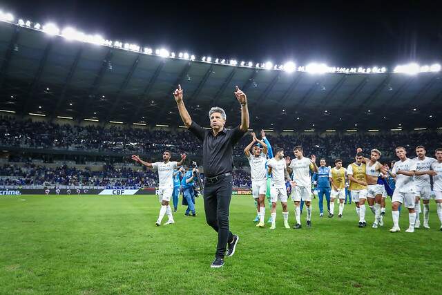 Cruzeiro pressiona até o fim, vence e avança na Copa do Brasil