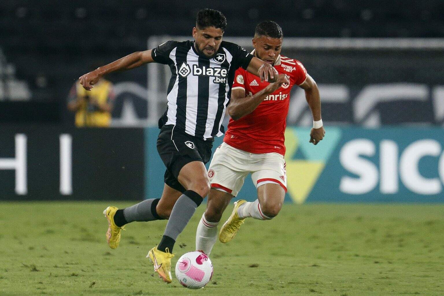 A premiação garantida pelo Inter com a vitória sobre o Botafogo